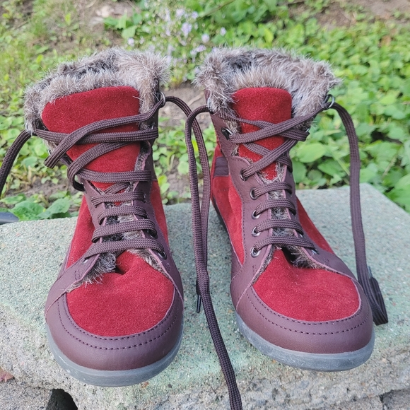 BATA European Suede soft booties with faux fur trim in red size 8 - Picture 7 of 13